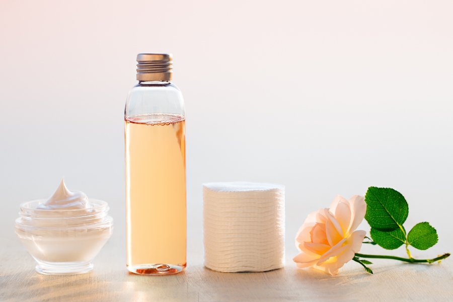 Tẩy trang cho da mụn nên dùng dạng nước hoặc dầu Tẩy trang cho da mụn nên dùng dạng nước hoặc dầu