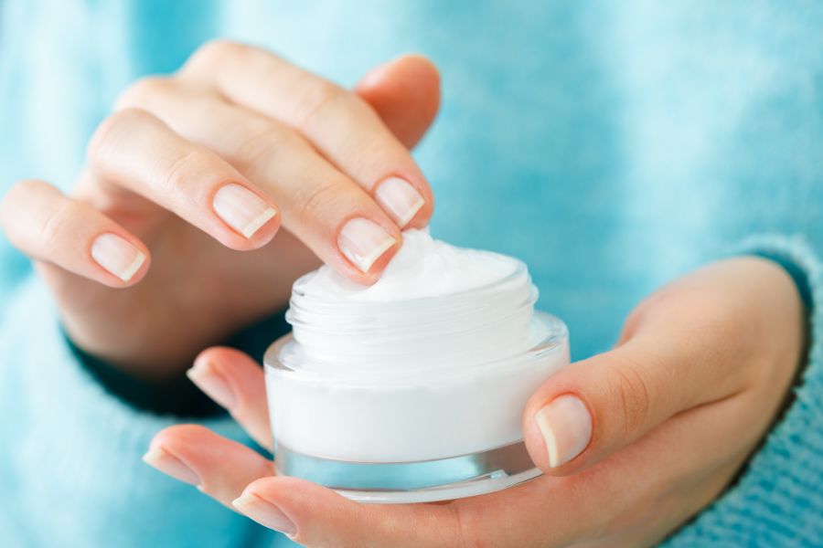Dùng kem dưỡng ẩm sau khi bôi thuốc trị mụn