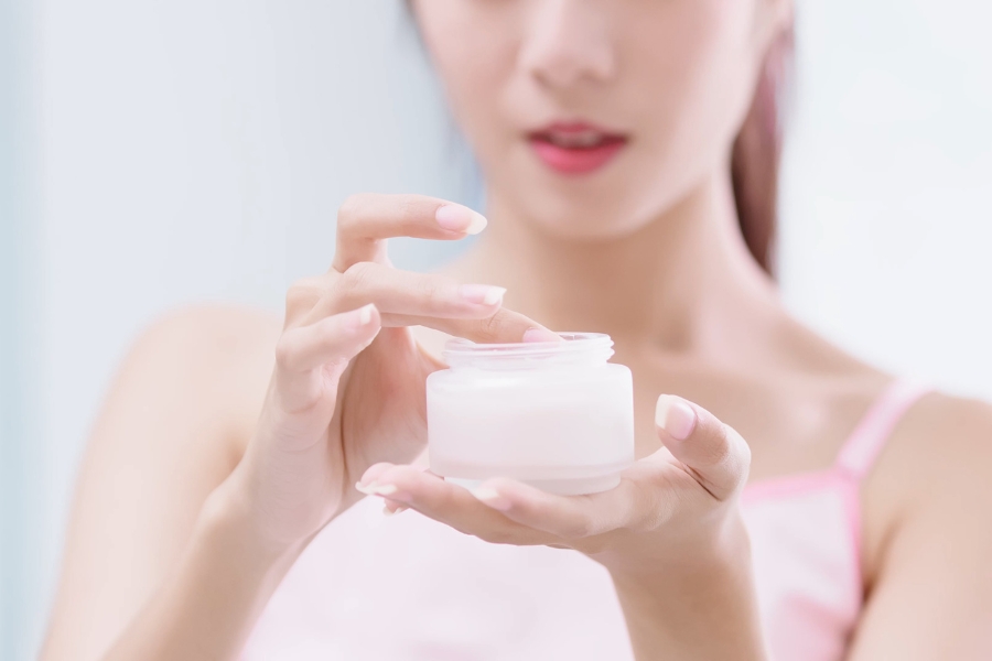 Mặt mụn có nên dùng nước tẩy trang? Da dầu mụn nên dùng nước tẩy trang nào? Mặt mụn có nên dùng nước tẩy trang? Da dầu mụn nên dùng nước tẩy trang nào?