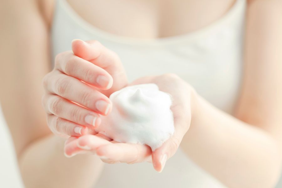 Sữa rửa mặt chứa các thành phần tẩy rửa gây tắc nghẽn lỗ chân lông và hình thành mụn Sữa rửa mặt chứa các thành phần tẩy rửa gây tắc nghẽn lỗ chân lông và hình thành mụn