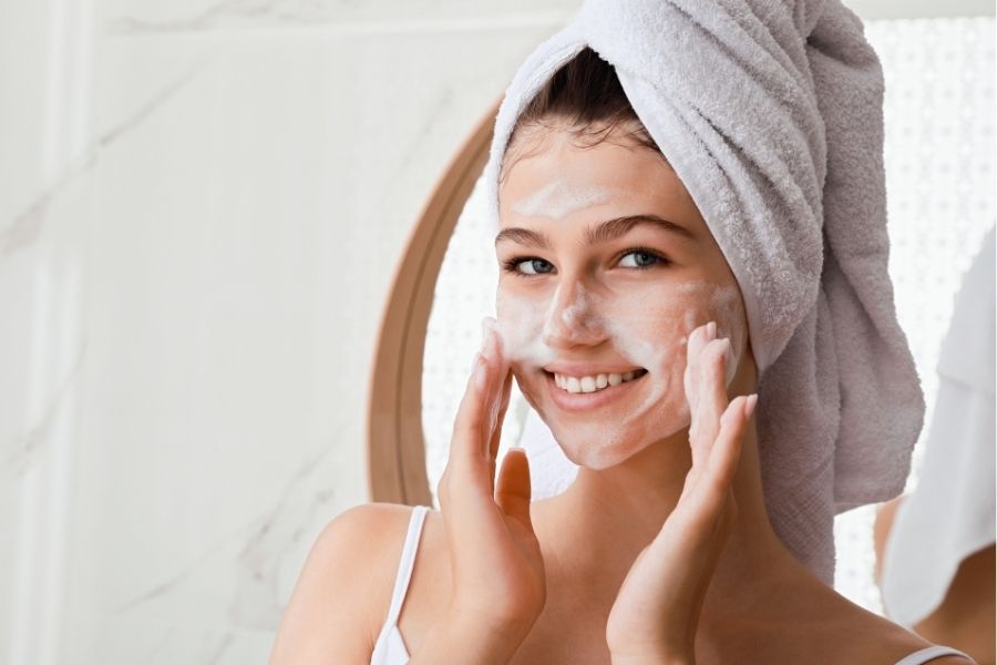 Rửa mặt thật kỹ để loại bỏ bụi bẩn trên bề mặt da