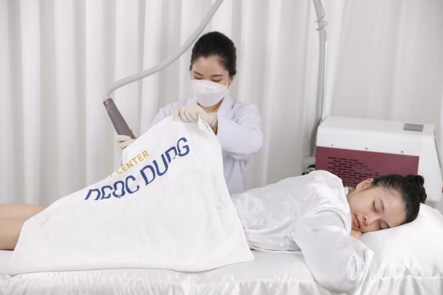 Khách hàng triệt lông hậu môn bằng công nghệ New E-light Pro tại Ngọc Dung Beauty Khách hàng triệt lông hậu môn bằng công nghệ New E-light Pro tại Ngọc Dung Beauty