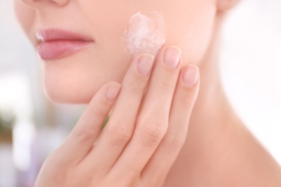 Một số lưu ý quan trọng khi bôi thuốc trị mụn bạn cần biết