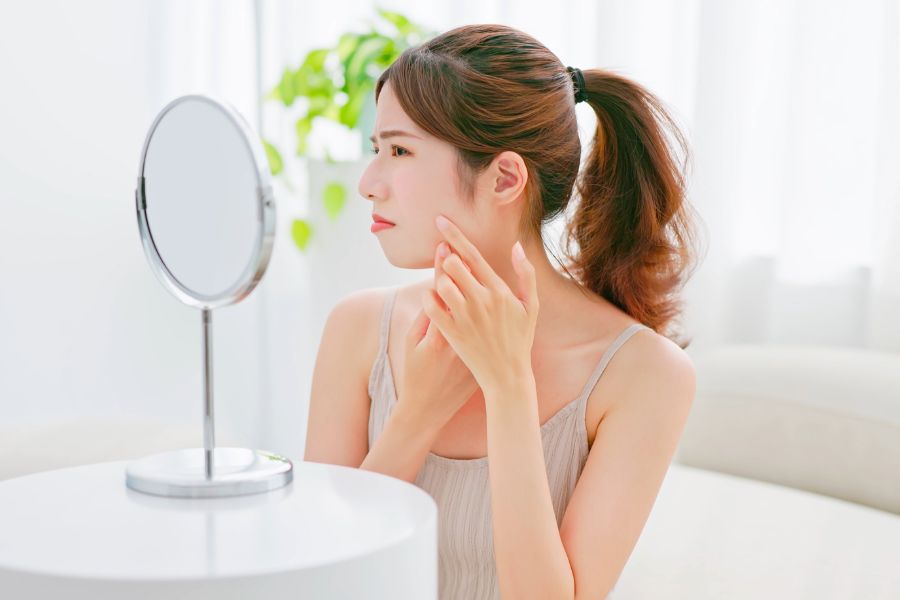 Nên bôi kem trị mụn trước để có thể tác động trực tiếp vào nốt mụn