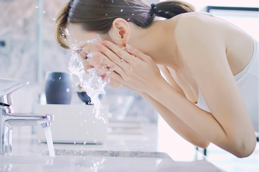 Rửa mặt để làm sạch mỹ phẩm trên da Rửa mặt để làm sạch mỹ phẩm trên da