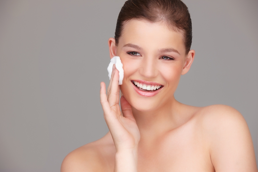 Sau khi nặn mụn có nên dùng nước tẩy trang? Sau khi nặn mụn có nên dùng nước tẩy trang?