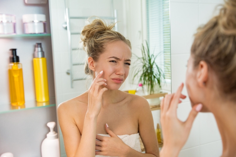 Có nên tẩy tế bào chết cho da nhạy cảm không? 8 sau khi tay te bao chet da nhay cam bi ung do kich ung nen lam gi