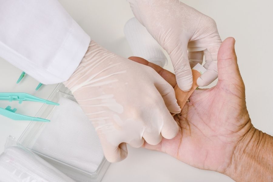 Dùng mỡ trăn trị sẹo có tốt và hiệu quả như lời đồn? 9 Không nên sử dụng mỡ trăn để bôi vào vết thương hở