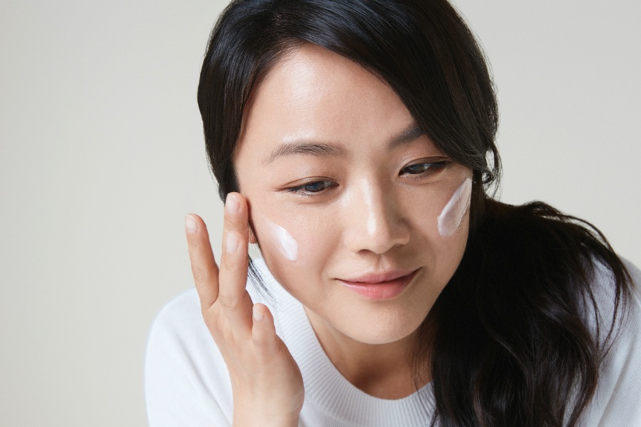 Da chảy xệ chùng nhão: Nguyên nhân do đâu, làm sao để cải thiện? 11 Sử dụng các sản phẩm chứa collagen, acid hyaluronic và retinol là một cách cải thiện làn da chảy xệ và giữ cho làn da luôn tươi trẻ.