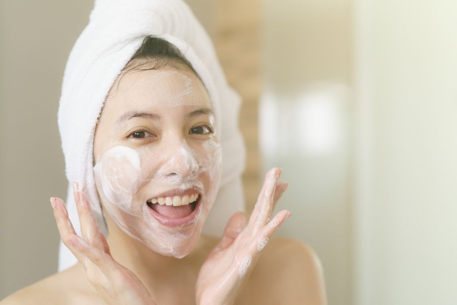 Sữa rửa mặt chứa pH quá cao khiến da mất đi độ ẩm, rất dễ nổi mụn Sữa rửa mặt chứa pH quá cao khiến da mất đi độ ẩm, rất dễ nổi mụn