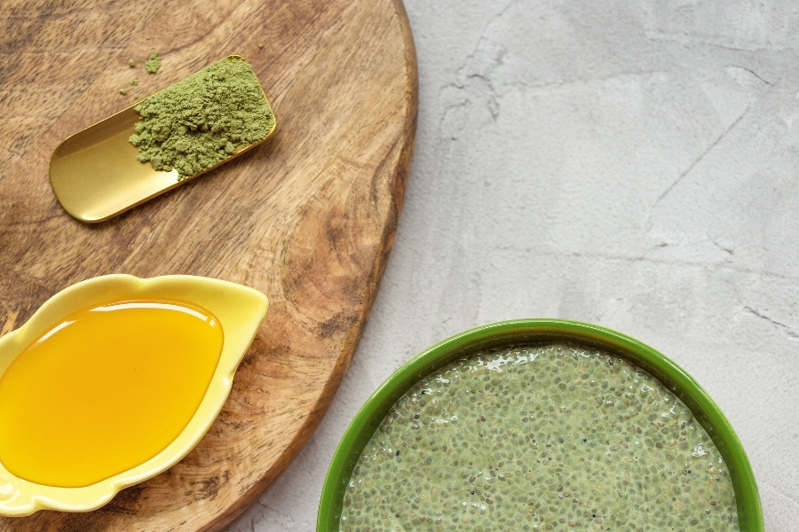 Tẩy da chết cho da nhờn bằng mật ong và trà xanh