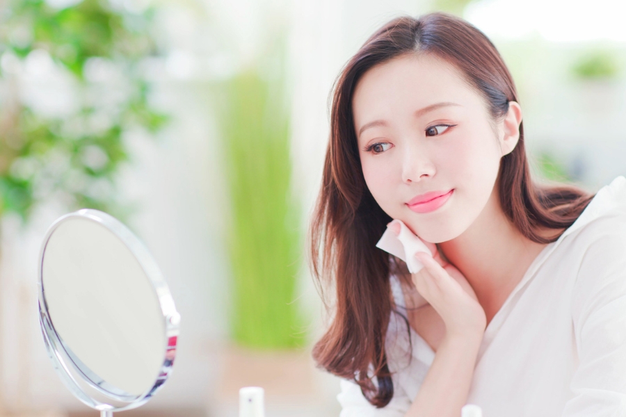 Bị mụn có nên dùng nước tẩy trang không? Bị mụn có nên dùng nước tẩy trang không?