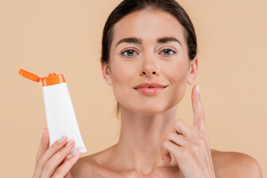 Da chảy xệ chùng nhão: Nguyên nhân do đâu, làm sao để cải thiện? 19 Thoa kem chống nắng bảo vệ da khỏi tia UV ngăn ngừa sự hình thành các nếp nhăn và chảy xệ, duy trì sức khỏe và sắc đẹp cho làn da