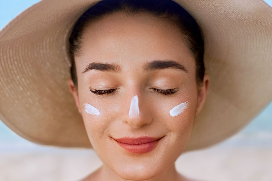 Thoa kem chống nắng giúp chống lại tia UV hiệu quả
