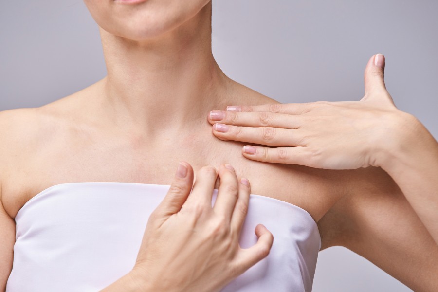 Thực hiện các bài tập xóa nhăn thường xuyên để ngăn ngừa lão hóa da vùng cổ chăm sóc da cổ đúng cách