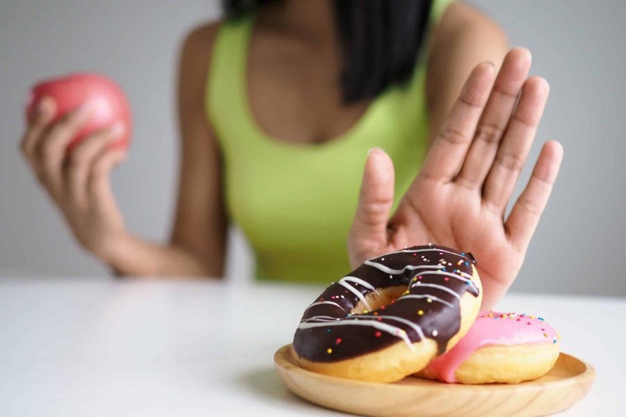 Mách bạn bí quyết chống mụn sau khi ăn đồ ngọt