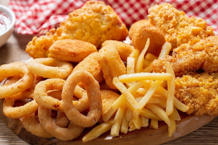 Đồ chiên rán chứa nhiều chất béo, có thể làm tăng tiết dầu, tắc nghẽn lỗ chân lông và hình thành mụn