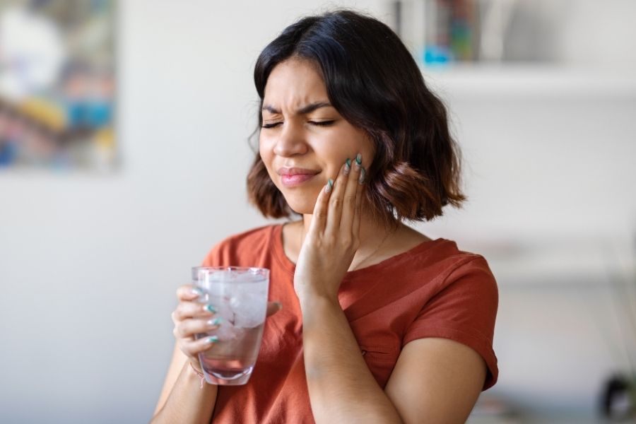 Uống nhiều nước đá có thể dẫn đến những hậu quả nghiêm trọng ảnh hưởng đến sức khỏe Uống nhiều nước đá có thể dẫn đến những hậu quả nghiêm trọng ảnh hưởng đến sức khỏe