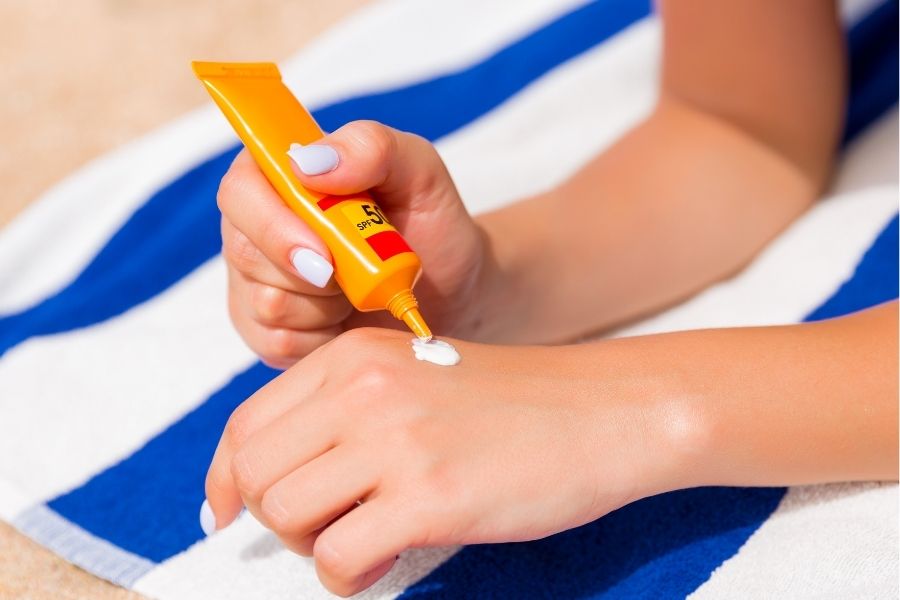 Để đảm bảo hiệu quả bảo vệ da tối ưu cần thoa lại kem chống nắng thường xuyên sau mỗi 2 giờ Để đảm bảo hiệu quả bảo vệ da tối ưu cần thoa lại kem chống nắng thường xuyên sau mỗi 2 giờ