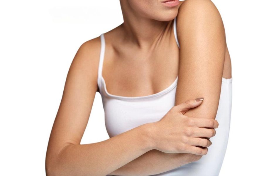 Không nên tự ý nặn mụn ở bắp tay khi đang bị mụn hoành hành trên da Không nên tự ý nặn mụn ở bắp tay khi đang bị mụn hoành hành trên da