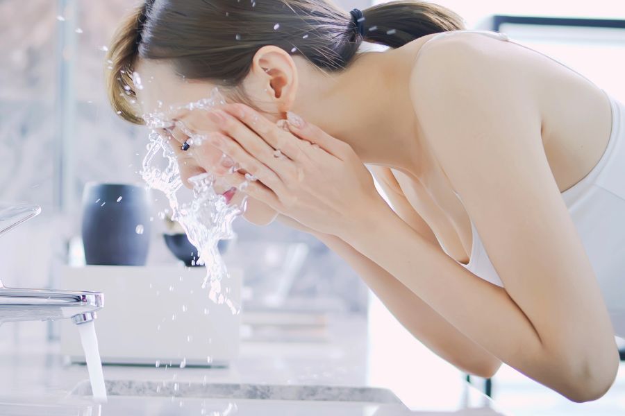 Một số cách chăm sóc, ngăn ngừa mụn đầu đen ở trán 