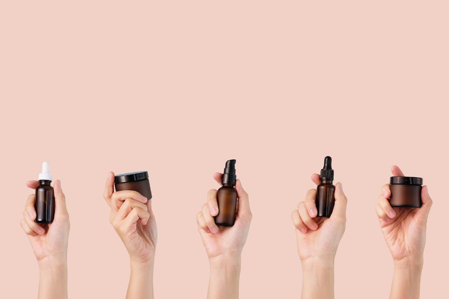 Dùng mỹ phẩm trị mụn đầu đen ở trán có chứa các hoạt chất "đắc lực" như BHA, Tretinol,...