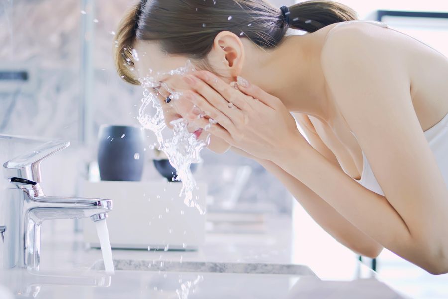 Nước lạnh sẽ giúp se khít lỗ chân lông, đồng thời làm dịu làn da