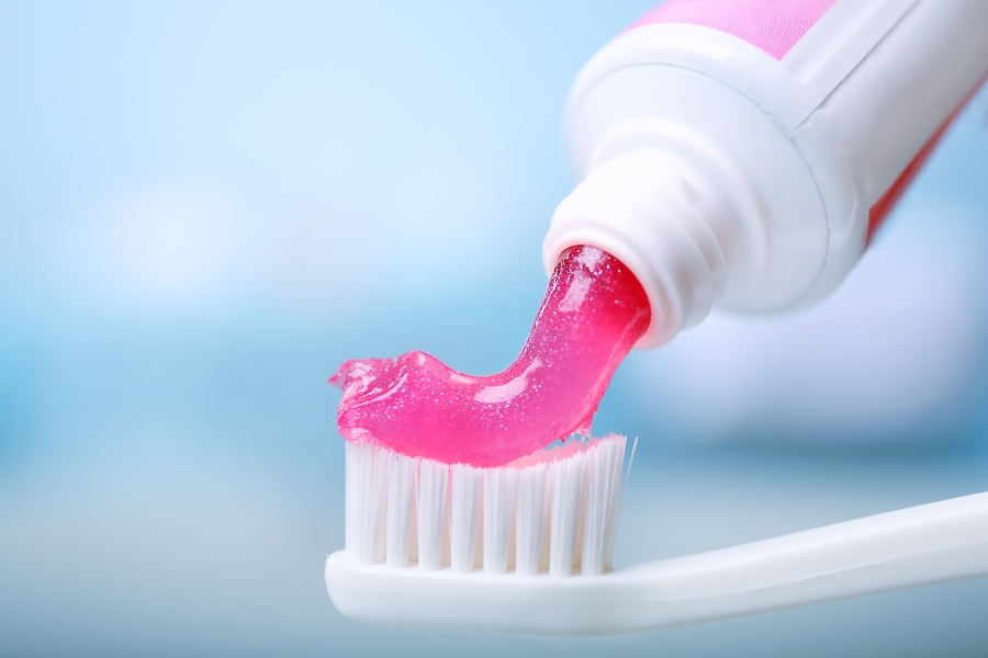 Môi mỏng là gì? Tướng số của Đàn Ông và Phụ Nữ môi mỏng 7 Làm môi mỏng bằng kem đánh răng