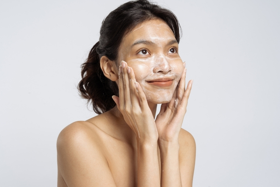 Tại sao da mặt đen hơn da tay, nàng đã biết chưa? 3 Tại sao da mặt lại đen hơn da tay? Vì da mặt không được làm sạch kỹ hoặc sử dụng mỹ phẩm không phù hợp khiến da mặt ngày càng đen sạm