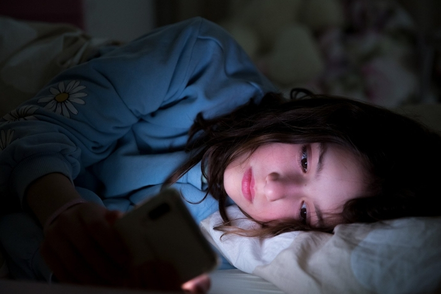 Tại sao da mặt đen hơn da tay, nàng đã biết chưa? 4 Tại sao da mặt đen hơn da tay? Thức khuya và chịu tác động từ ánh sáng xanh của máy tính, điện thoại là nguyên nhân khiến da mặt đen