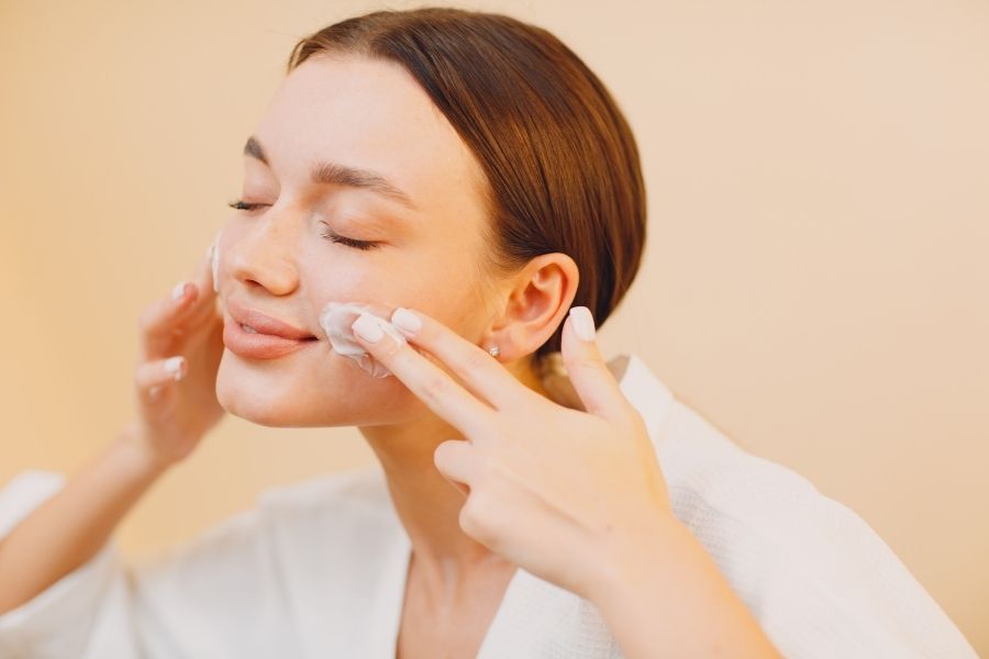 Sử dụng các ngón tay tán đều kem theo chuyển động tròn để kem thẩm thấu hoàn toàn Sử dụng các ngón tay tán đều kem theo chuyển động tròn để kem thẩm thấu hoàn toàn