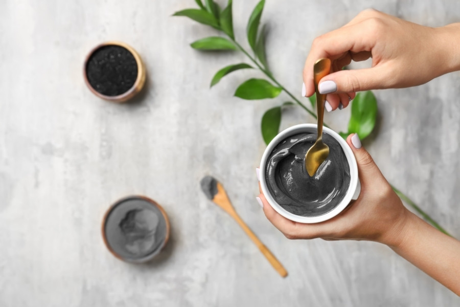 Mặt nạ than hoạt tính và đất sét giúp hút bụi bẩn làm sạch sâu lỗ chân lông và cải thiện tổng thể sức khỏe của làn da. Làm mặt nạ than hoạt tính và đất sét