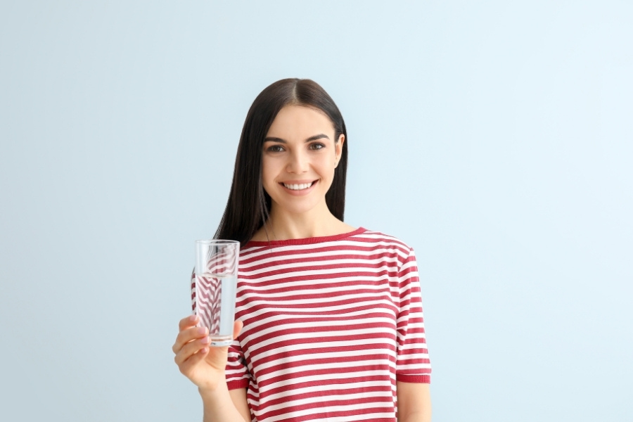 Uống đủ nước để detox, đào thải độc tố ra khỏi cơ thể, tránh nguy cơ nổi mụn