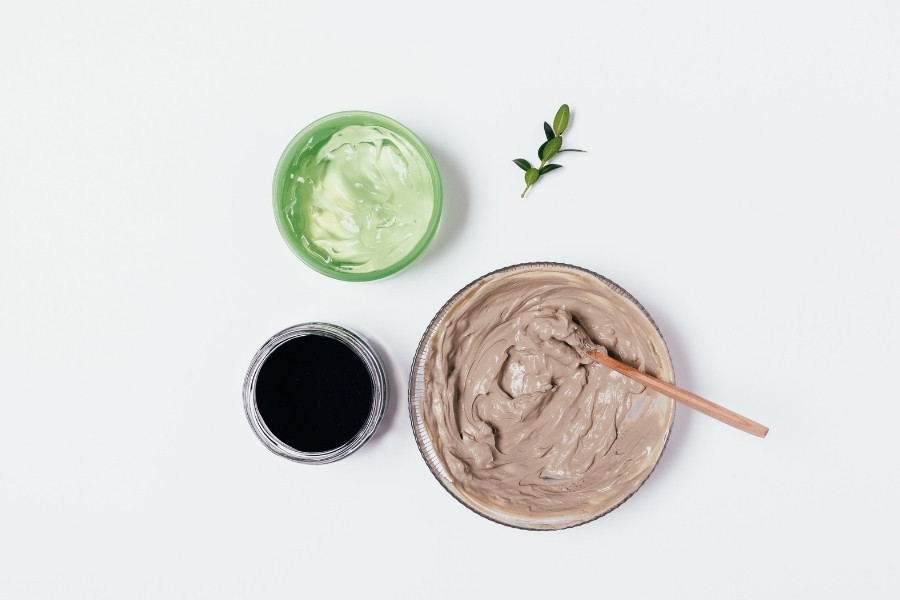 Mặt nạ than hoạt tính và gel nha đam giúp cải thiện sắc tố da rõ rệt Làm mặt nạ than hoạt tính và gel nha đam
