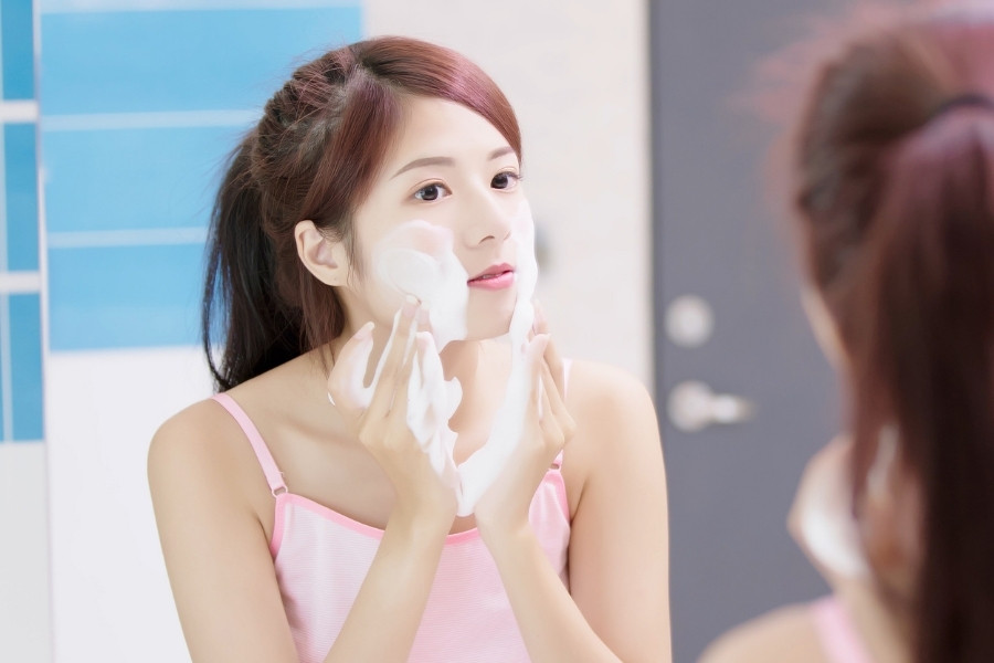 Ngoài việc rửa mặt bằng kem đánh răng, bạn cần thực hiện đầy đủ các bước dưỡng da khác để giữ cho làn da luôn sáng khỏe