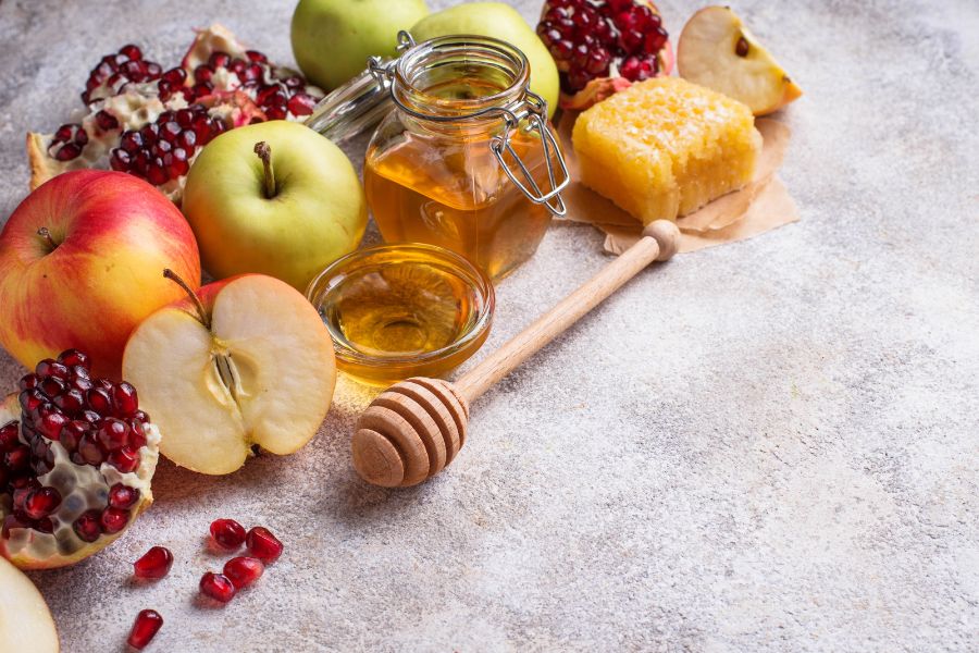 Nên kết hợp mật ong với các loại hoa quả có tính thanh nhiệt như cam, chanh, bưởi