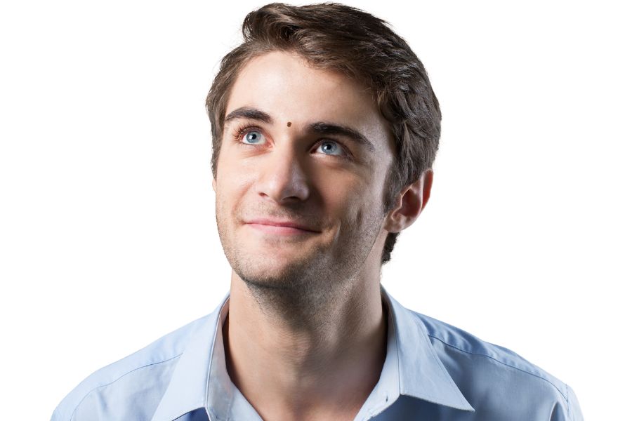 Nốt ruồi giữa hai lông mày nam giới và ý nghĩa phong thủy