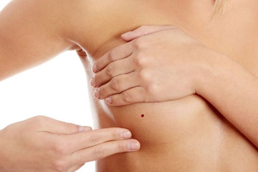 Nốt ruồi ở ngực nói lên điều gì về vận mệnh? Tốt hay xấu? 4 Người sở hữu nốt ruồi ở xung quanh ngực thường có gia đình viên mãn