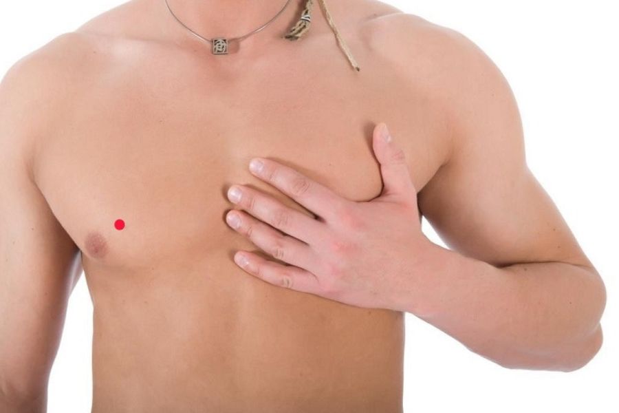 Nốt ruồi ở ngực nói lên điều gì về vận mệnh? Tốt hay xấu? 7 Người đàn ông có nốt ruồi son ở ngực thường có đời sống hôn nhân viên mãn