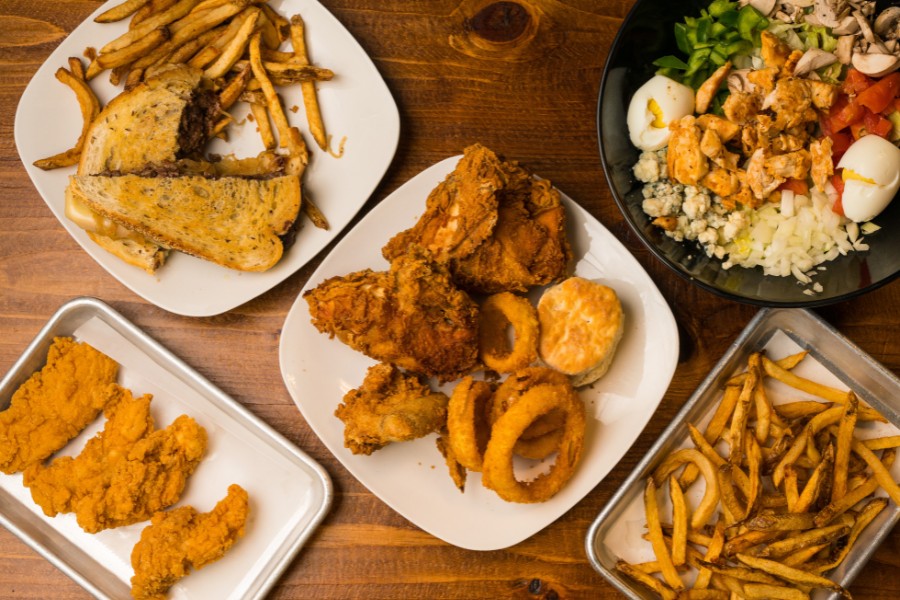 Hạn chế ăn những thực phẩm dầu mỡ để quá trình chăm sóc da sau peel đạt hiệu quả tốt nhất peel da xong kiêng ăn gì