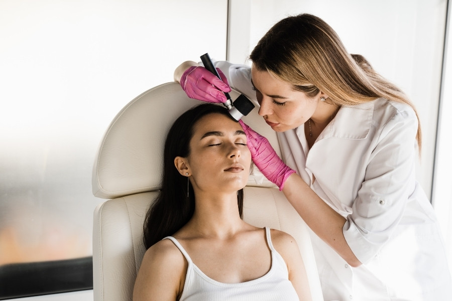 Soi da với ánh sáng phân cực tiếp xúc