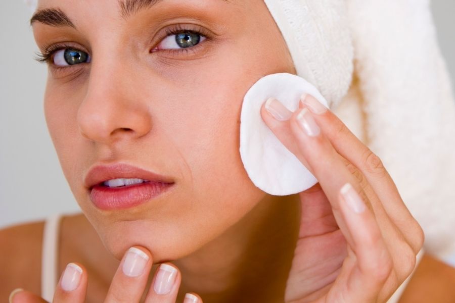 Thấm toner và lau nhẹ trên da theo chuyển động tròn để giúp cân bằng độ pH Thấm toner và lau nhẹ trên da theo chuyển động tròn để giúp cân bằng độ pH