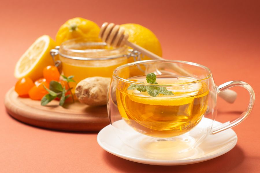 Chanh chứa nhiều vitamin C và citric acid, giúp hỗ trợ tiêu hóa, thanh lọc cơ thể