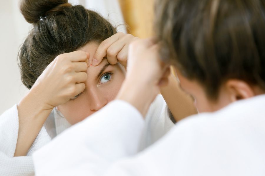 Việc nặn mụn không đúng cách có thể khiến tổn thương da, tạo điều kiện cho vi khuẩn xâm nhập