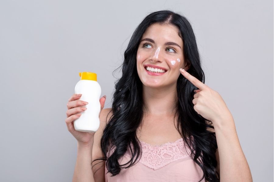 Mách nàng cách chọn kem chống nắng cho da nám hiệu quả 8 Nên thoa kem chống nắng sau khi dưỡng ẩm cho da khoảng 15 phút