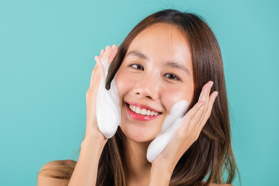 Tại sao da mặt đen hơn da tay, nàng đã biết chưa? 6 Tẩy tế bào chết da mặt 1-2 lần/tuần để giữ cho làn da luôn sạch và không bị tắc lỗ chân lông.