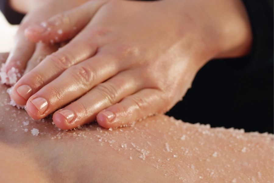 Muối giúp loại bỏ bụi bẩn, kích thích sản sinh collagen, làm mờ các vết thâm sạm an toàn