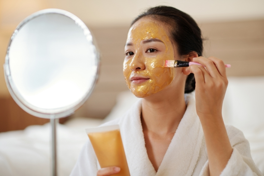 Tại sao da mặt đen hơn da tay, nàng đã biết chưa? 7 Các thành phần dưỡng da trong mặt nạ thường có tác dụng kích thích quá trình tái tạo tế bào mới, giúp loại bỏ các tế bào chết và làm sáng da