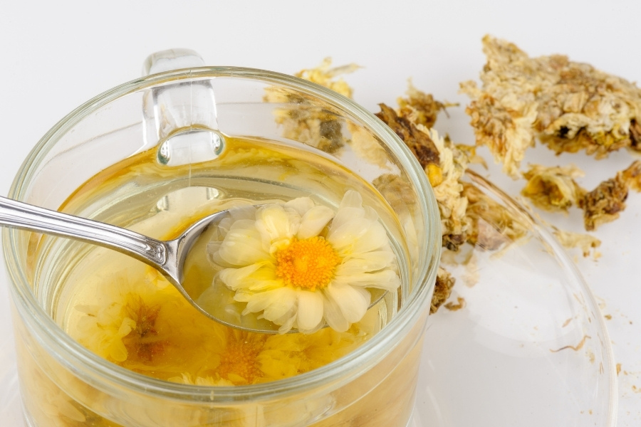 Trà hoa cúc không chỉ là một thức uống thư giãn mà còn là một phương pháp chăm sóc da mụn hiệu quả.