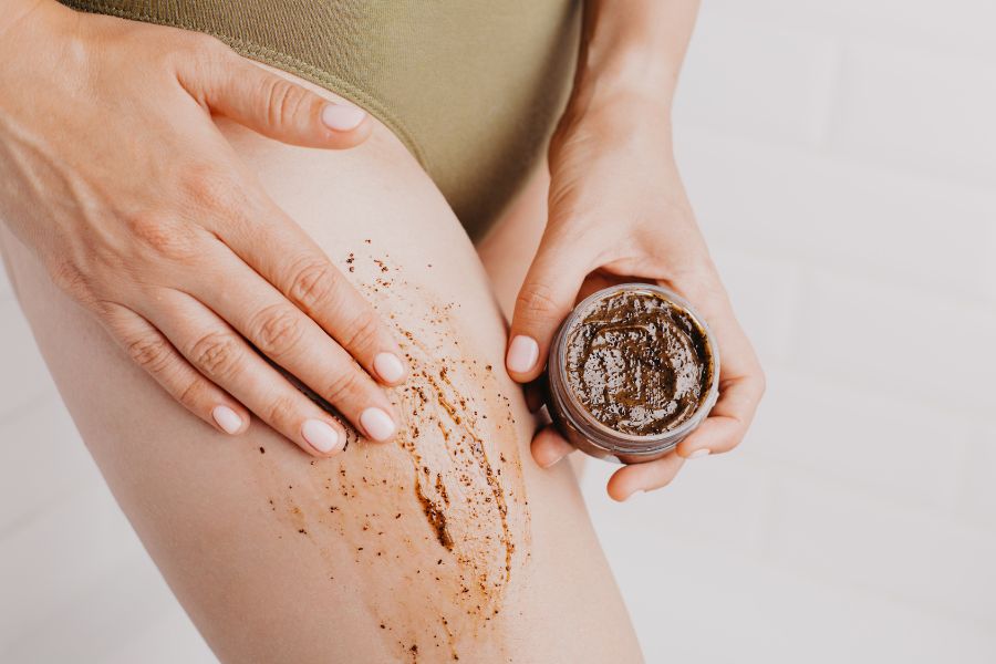 Nên tẩy tế bào chết trước hay sau khi tắm 11 Hãy nhẹ nhàng massage da theo chuyển động tròn để loại bỏ tế bào chết